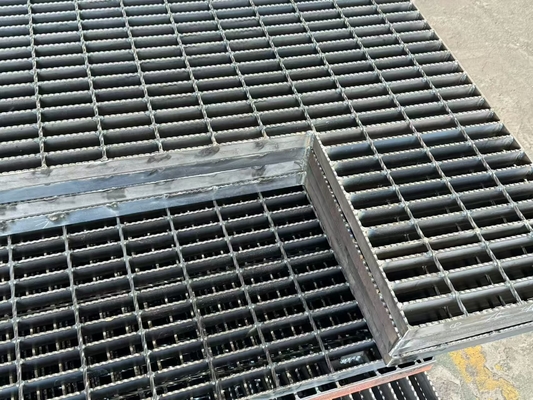Cầu thang thép galvanized Prefabricated cho không gian ngoài trời Cầu thang kim loại cường độ cao với chống ăn mòn